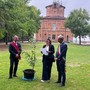 Bra e Lezhë, un’amicizia che mette radici: donato un albero per il gemellaggio Bra e Lezhë, un’amicizia che mette radici: donato un albero per il gemellaggio