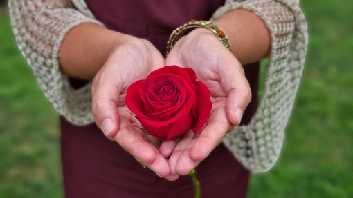 Un fiore e una preghiera, omaggio alle mamme che non ci sono più