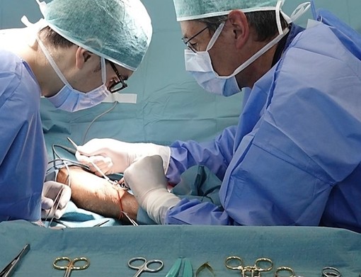 Le fasi di un intervento per fistola arterovenosa per emodialisi