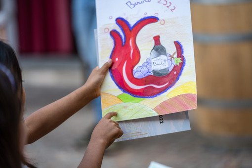 Il Barolo visto con gli occhi dei bambini: in mostra le etichette della classe quinta Il Barolo visto con gli occhi dei bambini: in mostra le etichette della classe quinta
