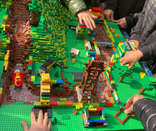 Dal Lego al territorio: i ragazzi di Sanfrè sperimentano la città del futuro Dal Lego al territorio: i ragazzi di Sanfrè sperimentano la città del futuro
