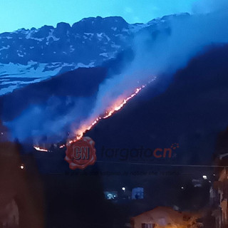 L'incendio in una foto scattata ieri L'incendio in una foto scattata ieri