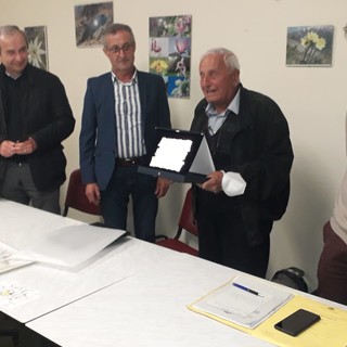 Il nuovo direttivo del quartiere oltreferrovia di Bra con il neo presidente Mario Porello mentre premia Cesare Agnelli