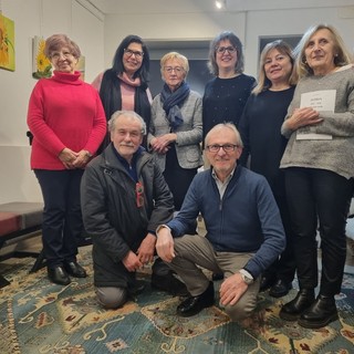 Luciana Rizzotti in mezzo agli amici del Caffè letterario di Bra