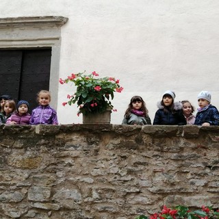 I bambini della scuola dell'infanzia di Camerana durante la visita