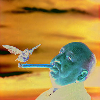 Il regista Alfred Hitchcock sul set del film Gli uccelli, 1962 © Philippe Halsman Archive 2026