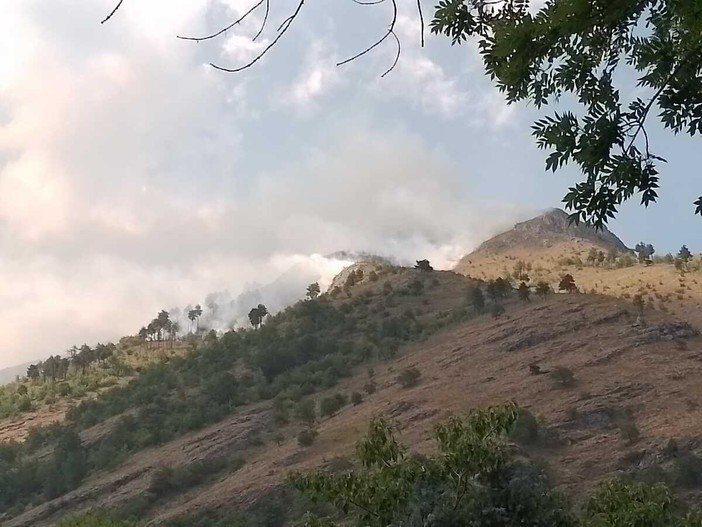 Il vasto incendio che sta interessando la zona