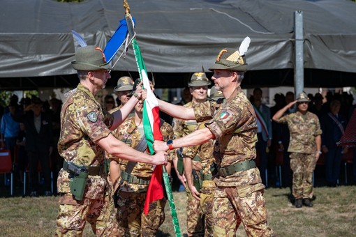 Il passaggio della Bandiera suggella il cambio al comando del Reggimento