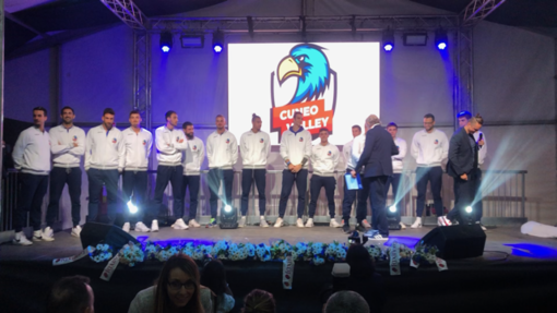 La squadra del Cuneo Volley sul palco dell'Oktoberfest al termine della presentazioni ufficiale