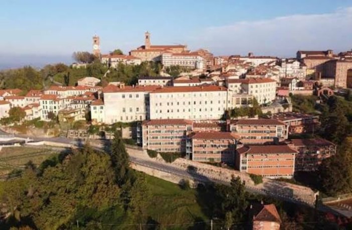 Il "Baruffi" di Mondovì saluta il preside Franco Comino: per dodici anni guidò l’istituto tecnico Il "Baruffi" di Mondovì saluta il preside Franco Comino: per dodici anni guidò l’istituto tecnico