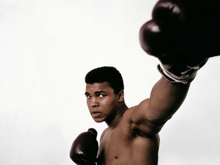Il campione Cassius Clay, prima di cambiare il proprio nome in Muhammad Ali, New York, 1963 © Philippe Halsman Archive 2026 Il campione Cassius Clay, prima di cambiare il proprio nome in Muhammad Ali, New York, 1963 © Philippe Halsman Archive 2026