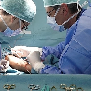 Le fasi di un intervento per fistola arterovenosa per emodialisi