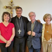 In foto il cardinale Repole a Bra con alcuni volontari del Santuario