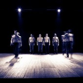 Lo spettacolo "Non calpestare i fiori" di Grazia Isoardi con gli attori-detenuti del Carcere di Saluzzo Lo spettacolo "Non calpestare i fiori" di Grazia Isoardi con gli attori-detenuti del Carcere di Saluzzo