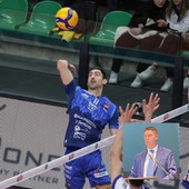 Il capitano di Cuneo Iacopo Botto in attacco. Nel riquadro il consigliere regionale Paolo Demarchi Il capitano di Cuneo Iacopo Botto in attacco. Nel riquadro il consigliere regionale Paolo Demarchi