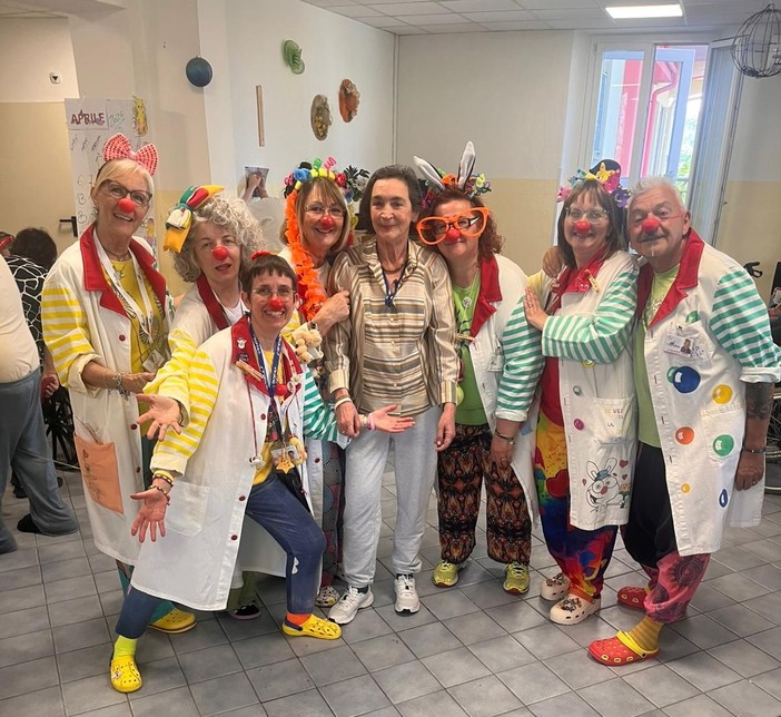 Alla Rsa “Montepulciano” di Bra il sorriso diventa terapia con i Nasi Rossi