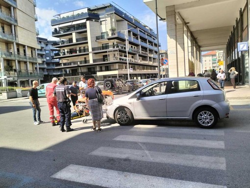 Pedone investito in centro a Cuneo, intervento di 118 e polizia locale