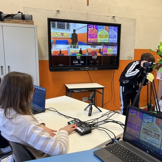 Gli studenti impegnati nelle attività per la diretta web Gli studenti impegnati nelle attività per la diretta web