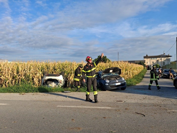 Incidente sulla statale 231 a Ronchi: due auto coinvolte, una finisce ribaltata in un campo Incidente sulla statale 231 a Ronchi: due auto coinvolte, una finisce ribaltata in un campo
