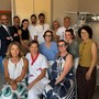 Rita Pujia con i figli Matteo e Lorenzo, la sorella Anna e altri familiari, i volontari dell'Astro ODV Antonio Chies e Paola Gallesio, il direttore generale dell'Asl AT Giovanni Gorgoni, Manuela Cazzulo (coordinatrice infermieristica dell'Oncologia), Roberta Favrin (ufficio stampa e comunicazione Asl AT)