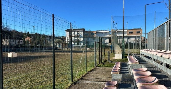 Nuova vita per l'impianto sportivo di corso Piave ad Alba: sopralluogo al cantiere da 400mila euro