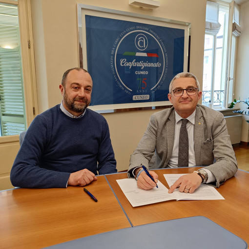 La firma dell’accordo tra Ivan Botta (ad Isiline Srl) e Luca Crosetto (presidente Confartigianato Cuneo)