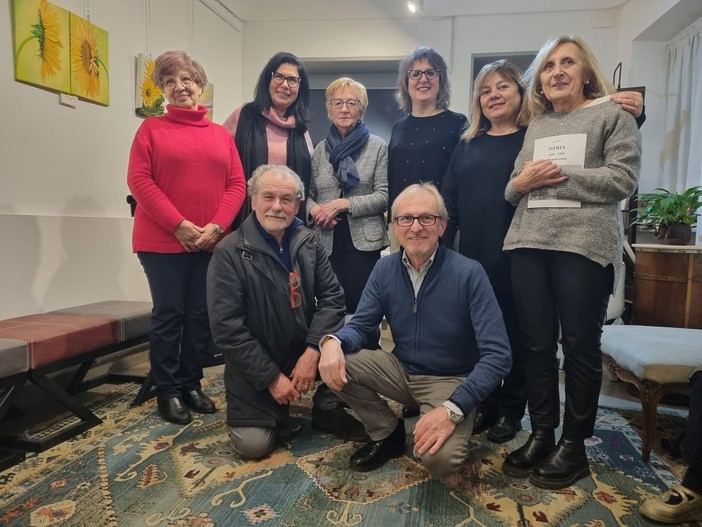 Luciana Rizzotti in mezzo agli amici del Caffè letterario di Bra