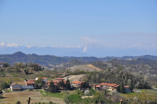 L'incendio tra le valli Varaita e Bronda visibile dalle colline del Roero