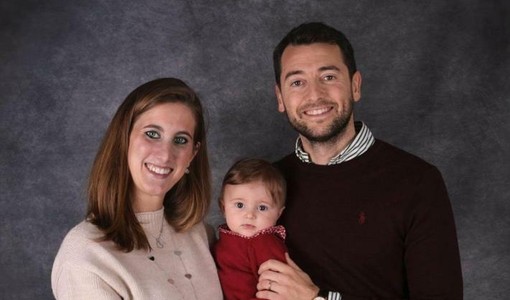 Maria da Laura Navello, 31 anni, chimica industriale, Pietro Lugliengo, 34 anni, farmacista e  Gesù Bambino la loro figlia Caterina