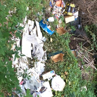 Discarica abusiva nei pressi di Casa Natura: il Comune di Canale sbarra la strada