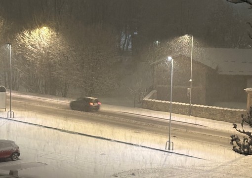 La fitta nevicata sul Cuneese sta provocando forti disagi alla circolazione stradale