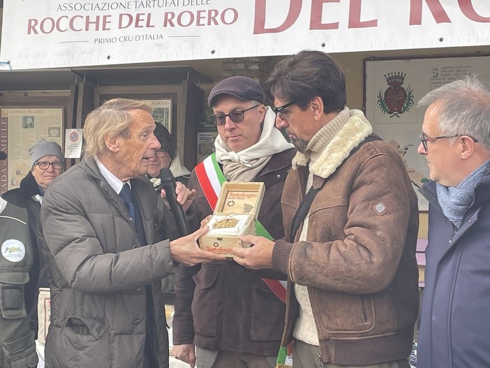 Monteu Roero ha premiato Valerio Staffelli col Tartufo Bianco d'Alba &quot;Rocche del Roero&quot; [VIDEO E FOTO]