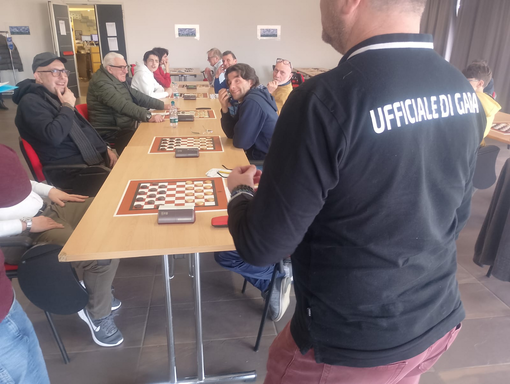 Un momento di inizio turno di gioco del primo gruppo di damisti al Campionato Regionale di Dama Italiana disputato a Fossano