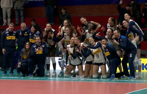 Le Azzurrine festeggiano la vittoria contro il Portorico