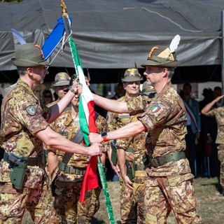Il passaggio della Bandiera suggella il cambio al comando del Reggimento Il passaggio della Bandiera suggella il cambio al comando del Reggimento