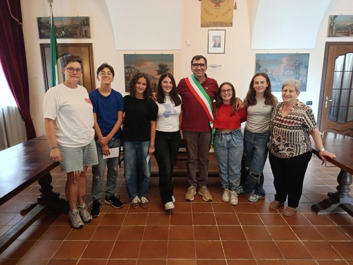 Il sindaco di Sanfrè Giuseppe Barberis con i cinque studenti sanfredesi meritevoli