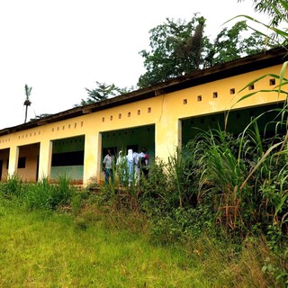Piccoli Passi recupera quattro aule per una scuola di sartoria in un villaggio di Conakry, in Guinea