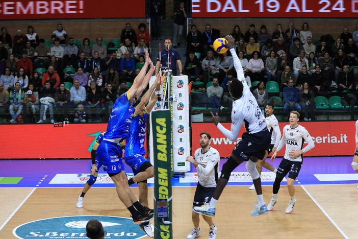 Il Maliano Keita in attacco sul muro di Cuneo nella partita di andata al palasport di San Rocco Castagnaretta