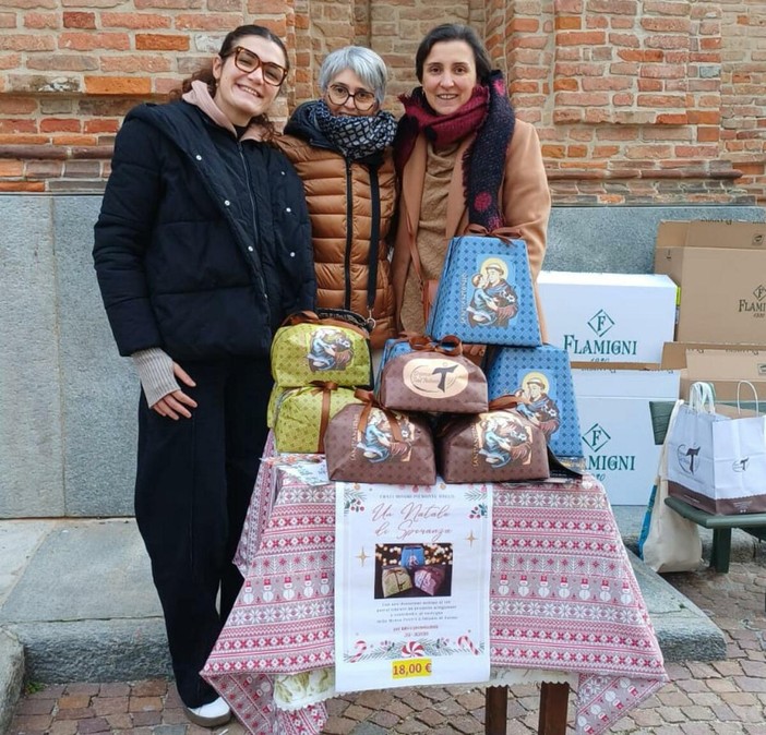 La bancarella solidale allestita a La Morra