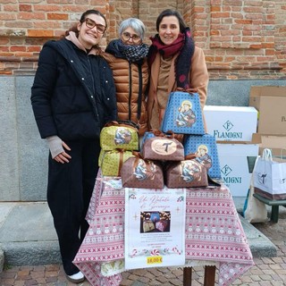 La bancarella solidale allestita a La Morra