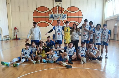 L'Under 17 esulta indicando Edoardo Fissolo