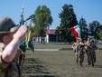 La Bandiera di Guerra del 1° Reggimento sfila davanti al reggimento schierato Il colonnello Conz ha ringraziato uomini e donne del reggimento per lo straordinario lavoro svolto in questi anni