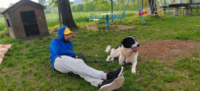 L'educatore cinofilo Gabriel con il cane Macchia