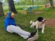 L'educatore cinofilo Gabriel con il cane Macchia