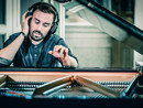 Lorenzo Subrizi immerso nel flusso creativo davanti al suo pianoforte, immortalato da Enzo Fornione