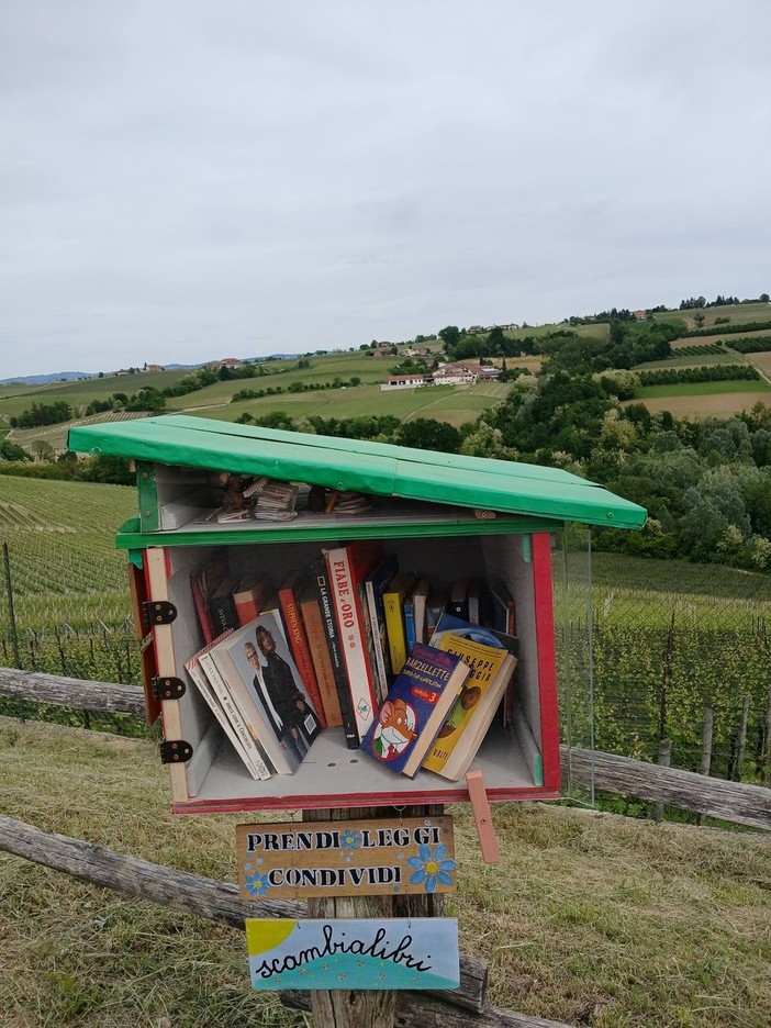 Novello porta i libri nelle frazioni: a Bergera nasce una nuova casetta della lettura