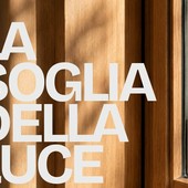 La soglia della luce: il serramento in legno come elemento compositivo dello spazio