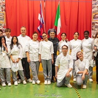 Nella foto di Maurizio Mangino la squadra degli studenti con docenti e rappresentanti dei Lions