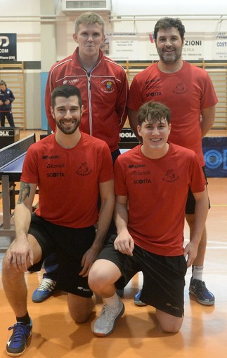 La formazione di A2 dell'A4 Tonoli (dietro il tecnico Vasilii Gushchin ed Anastasios Riniotis, davanti Damiano Seretti e Simone Garello) La formazione di A2 dell'A4 Tonoli (dietro il tecnico Vasilii Gushchin ed Anastasios Riniotis, davanti Damiano Seretti e Simone Garello)