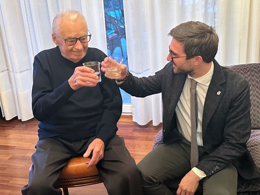 Alba: il sindaco ha fatto visita a Luigi Carosso per festeggiare i suoi 102 anni Alba: il sindaco ha fatto visita a Luigi Carosso per festeggiare i suoi 102 anni